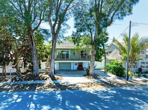 Beach House On Bay - 303 North Bay Blvd