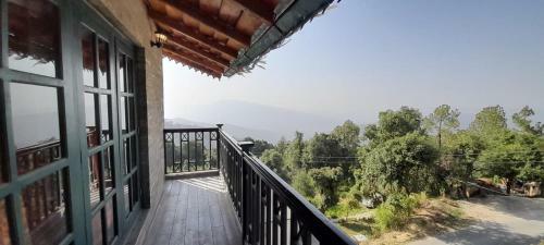 Cliffside Manor, Satkhol, Mukteshwar By Earthaa Escapes