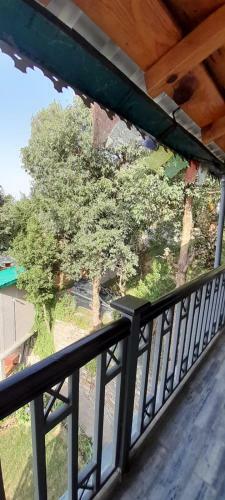 Cliffside Manor, Satkhol, Mukteshwar By Earthaa Escapes
