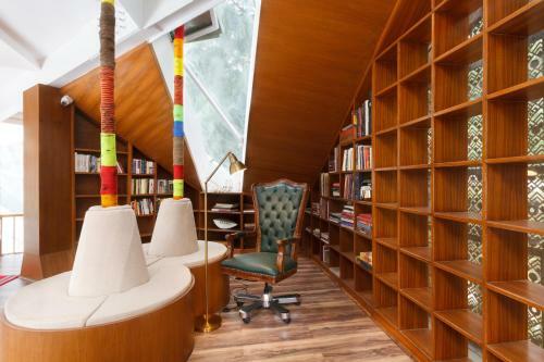 Tree Of Life Eila Art Hotel, Naggar