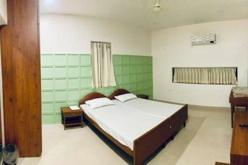 Large 4 Bed Villa-airy, Green And Quiet Vistas