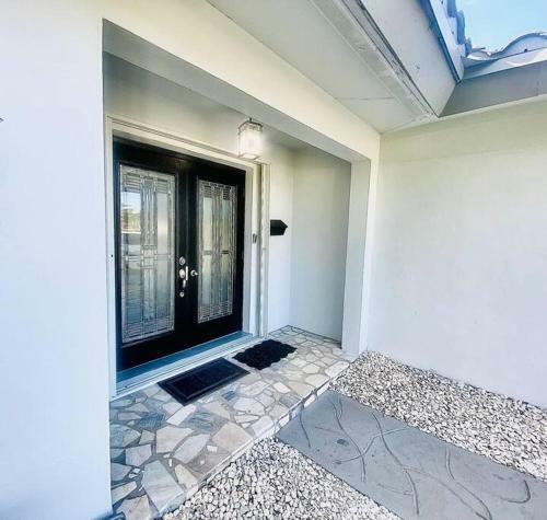 Spacious 4br/3ba. Approx. 5 Mins From Beach, Downtown, Airport, Etc!