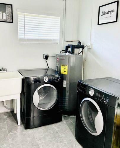 Spacious 4br/3ba. Approx. 5 Mins From Beach, Downtown, Airport, Etc!