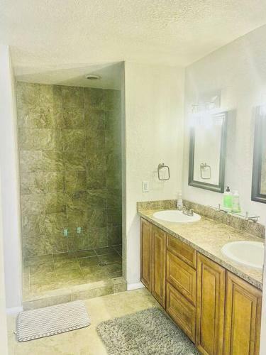 Spacious 4br/3ba. Approx. 5 Mins From Beach, Downtown, Airport, Etc!