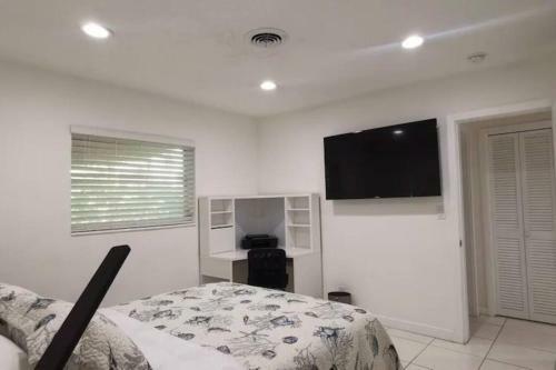Stylish Modern Oasis With Hot Tub - Free Night