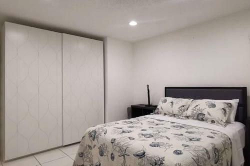 Stylish Modern Oasis With Hot Tub - Free Night