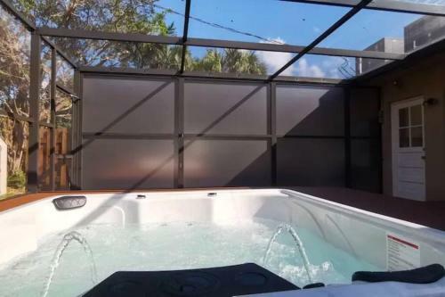 Stylish Modern Oasis With Hot Tub - Free Night