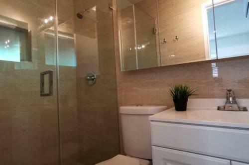 Stylish Modern Oasis With Hot Tub - Free Night