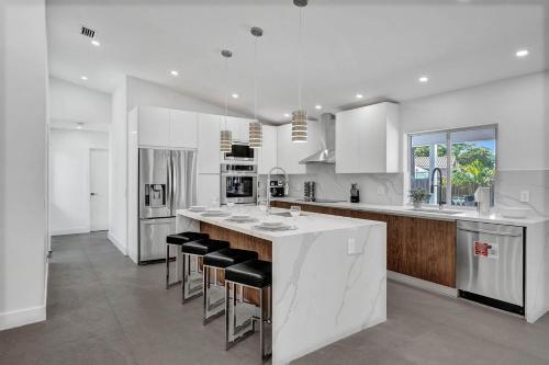 6br Tropical Oasis With Private Heated Pool & Gameroom