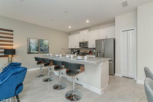 Modern Townhome Wprivate Pool & Free Water Park