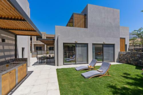 Villa Paligremnos Residences, A Beachside Retreat!