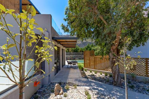 Villa Paligremnos Residences, A Beachside Retreat!