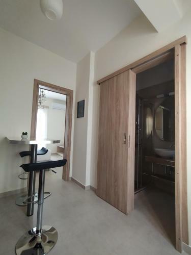 Chrysanthe's Apartments No2