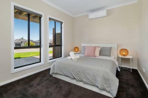 Oriana Grande- 5 Bdrm Sleeps 14 Beach View Wifi