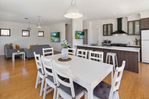 Oriana Grande- 5 Bdrm Sleeps 14 Beach View Wifi