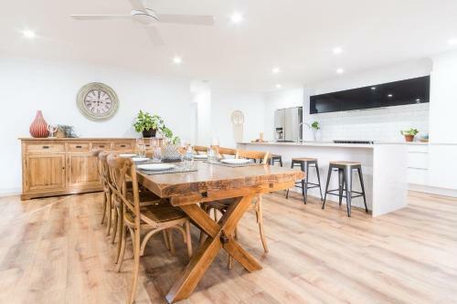 Spacious Family Home With Pool In Golden Beach