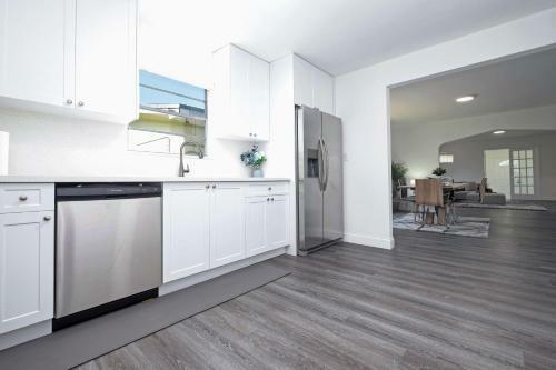 Cheerful 4 Bedroom Home With Huge Yard And Parking