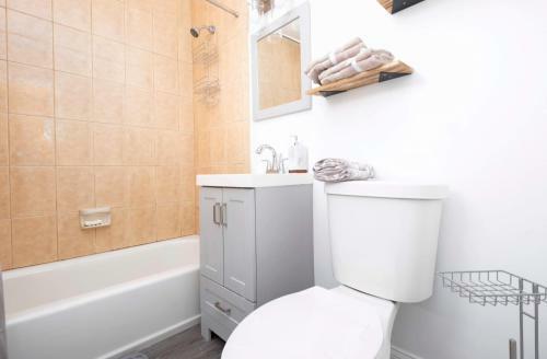 Cheerful 4 Bedroom Home With Huge Yard And Parking