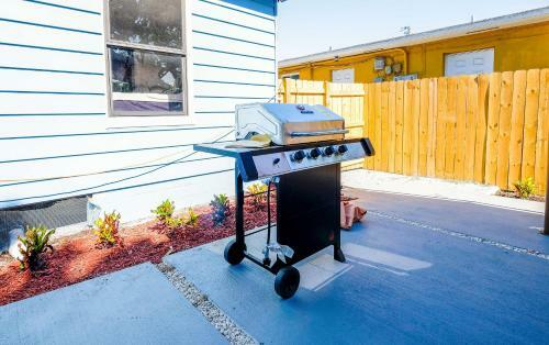 Cheerful 4 Bedroom Home With Huge Yard And Parking