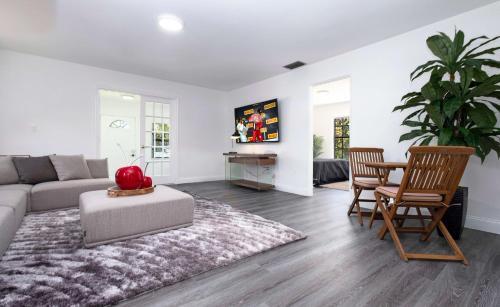 Cheerful 4 Bedroom Home With Huge Yard And Parking
