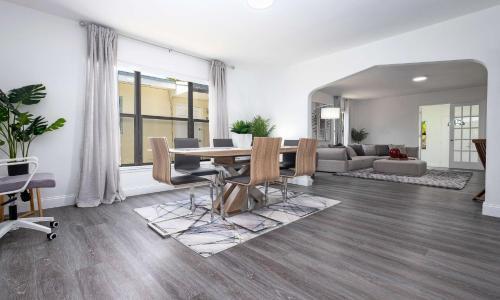 Cheerful 4 Bedroom Home With Huge Yard And Parking