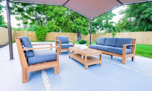 Cheerful 4 Bedroom Home With Huge Yard And Parking