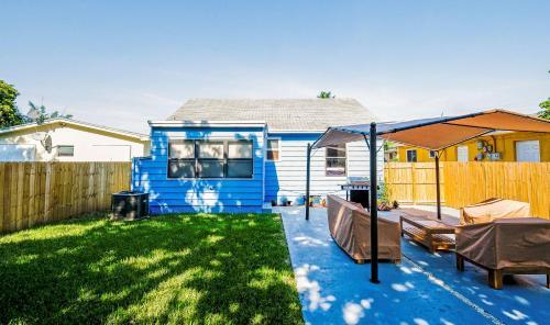 Cheerful 4 Bedroom Home With Huge Yard And Parking