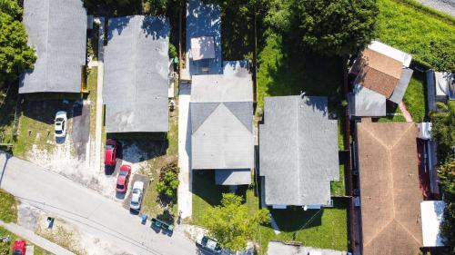 Cheerful 4 Bedroom Home With Huge Yard And Parking