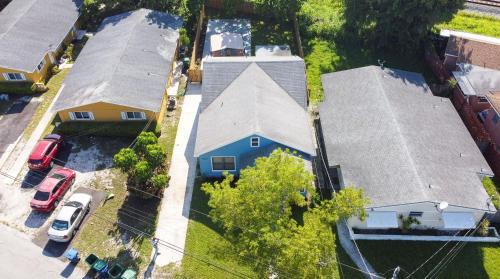 Cheerful 4 Bedroom Home With Huge Yard And Parking