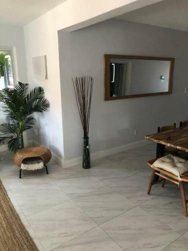 Beach House Bungalow With Pool North Miami Beach