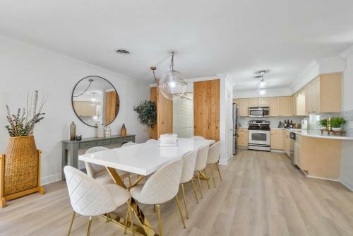 Chic Coastal - Heated Pool, Near Everything!