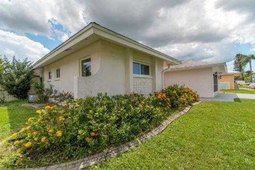 Florida Oasis - Private Dog Friendly Villa With Solar Pool - Sleeps 6