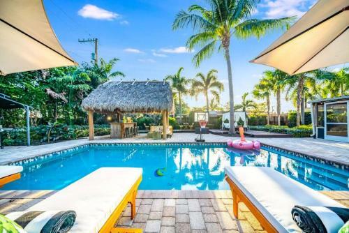 Chique Pool And Tiki Resort