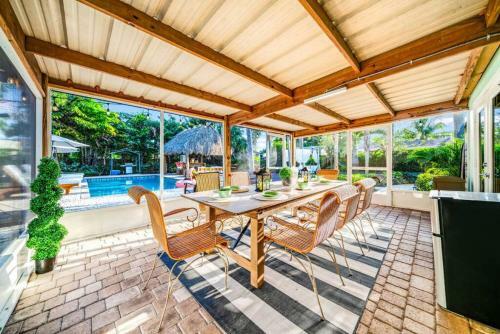 Chique Pool And Tiki Resort