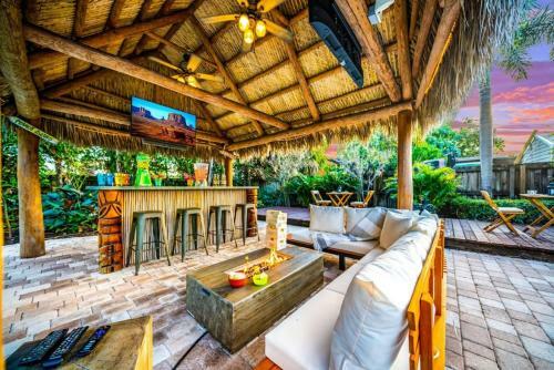 Chique Pool And Tiki Resort