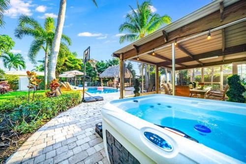 Chique Pool And Tiki Resort