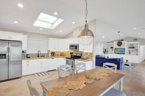 Waterfront Pool Dream Vacation