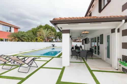 Family Vacation Home With Large Pool/4 Bedroom