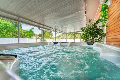 The Flamingo*4bed*pool*jacuzzi*foosball