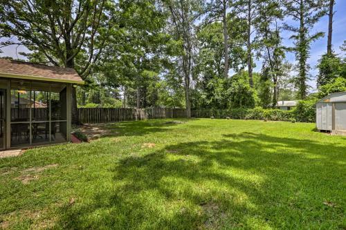 Bright Tallahassee Retreat With Lanai And Yard!