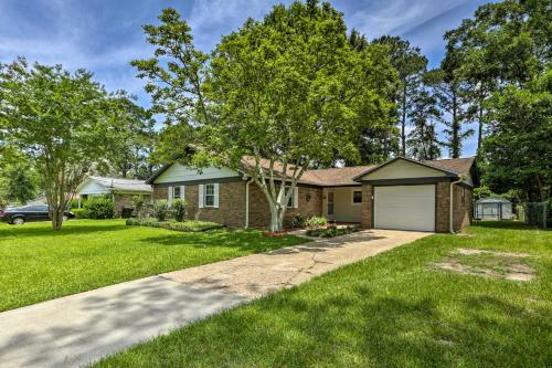 Bright Tallahassee Retreat With Lanai And Yard!