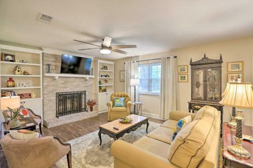 Bright Tallahassee Retreat With Lanai And Yard!
