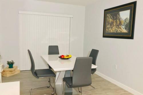 Villa West Palm Beach, Florida Trendy And Spacious Home