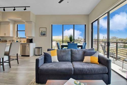 Modern 2bd King Bed Mins From Downtown