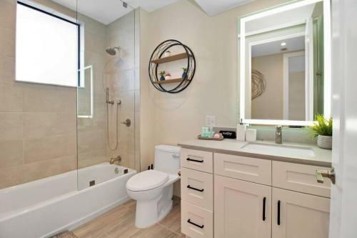 Modern 2bd King Bed Mins From Downtown