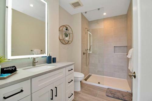 Modern 2bd King Bed Mins From Downtown