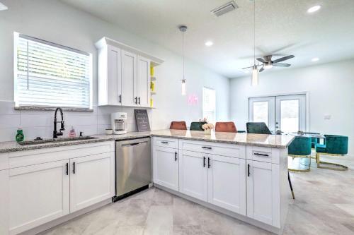 Chic And Bright Tampa Home About 5 Mi To Downtown!