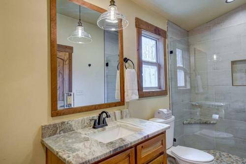 New/luxurious Cabin W/ Hot Tub, Arcade, Fire Pit