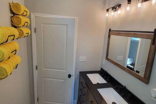 Spacious New Home Mins From The Airport, And Atl!!