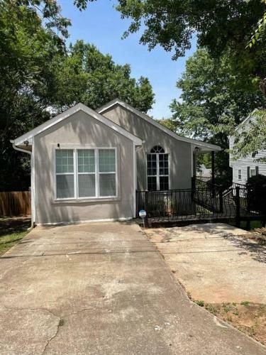 Paradise In Atl With Exciting Fun Room!